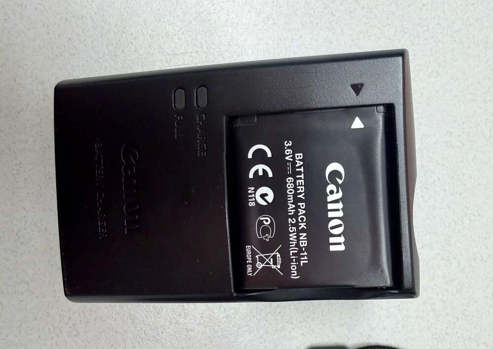 Canon PowerShot ELPH 130 IS 16.0MP Digital Camera Bundle with Case and Charger - Picture 4 of 5